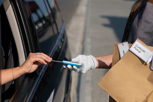 Uomo che dà un ordine per un ritiro a bordo strada