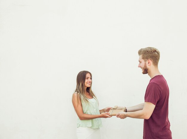 Uomo che dà un regalo alla sua ragazza