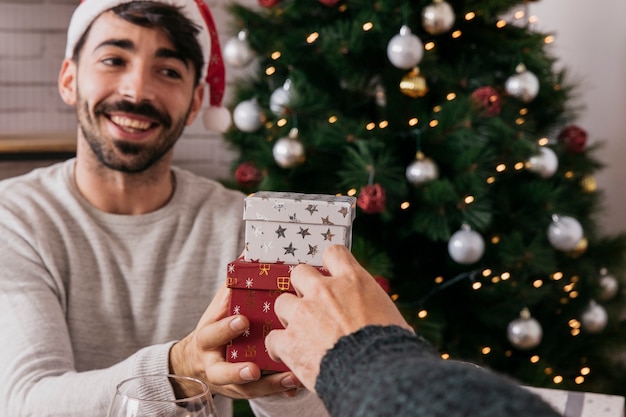 Uomo che diventa presente alla cena di Natale