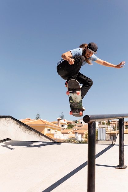 Uomo che fa acrobazie sullo skateboard