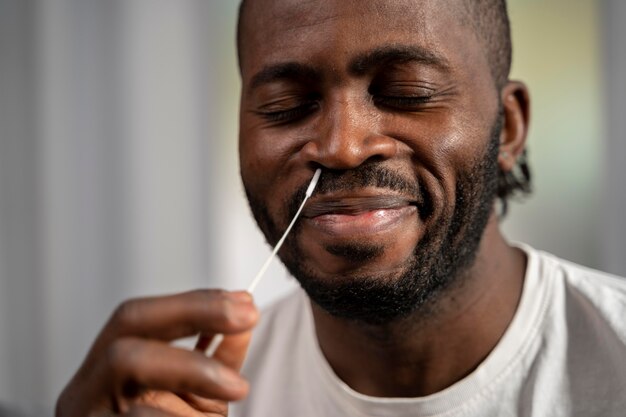 Uomo che fa il test covid da solo a casa