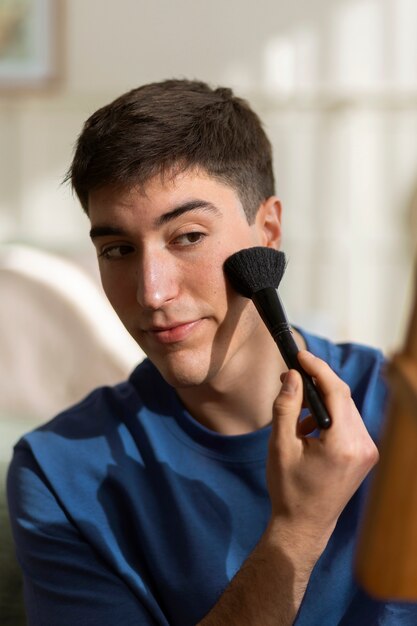 Uomo che fa il trucco al chiuso