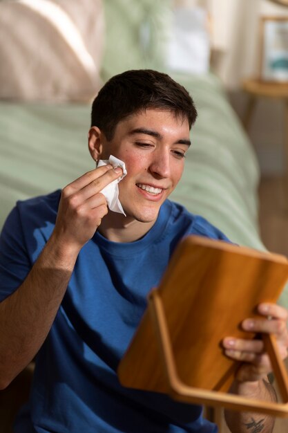 Uomo che fa il trucco al chiuso