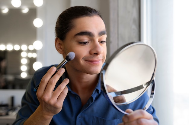 Uomo che fa il trucco