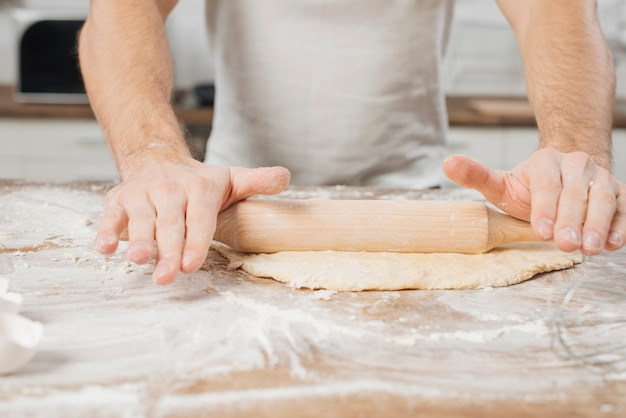 Uomo che fa la pasta per la pizza