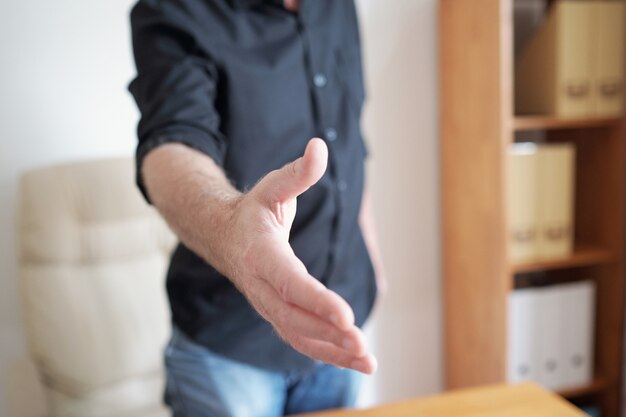 Uomo che fa la stretta di mano