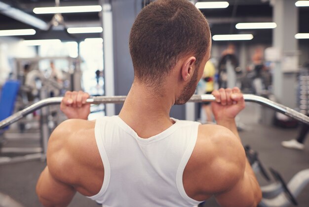 Uomo che fa le parti del bicipite in palestra