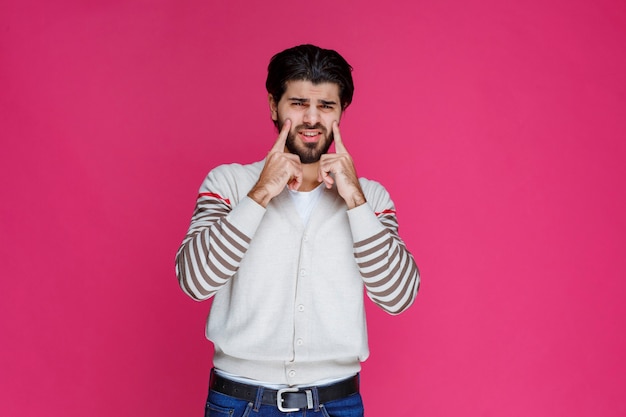 Uomo che fa punto a una faccia sorridente.