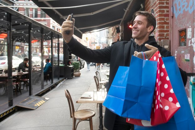 Uomo che fa shopping in città