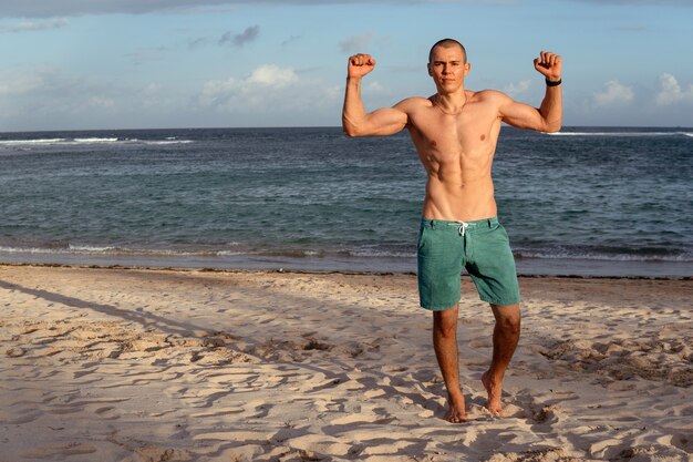 Uomo che fa sport sulla spiaggia. bali