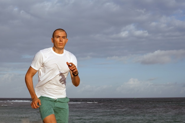 Uomo che fa sport sulla spiaggia. bali