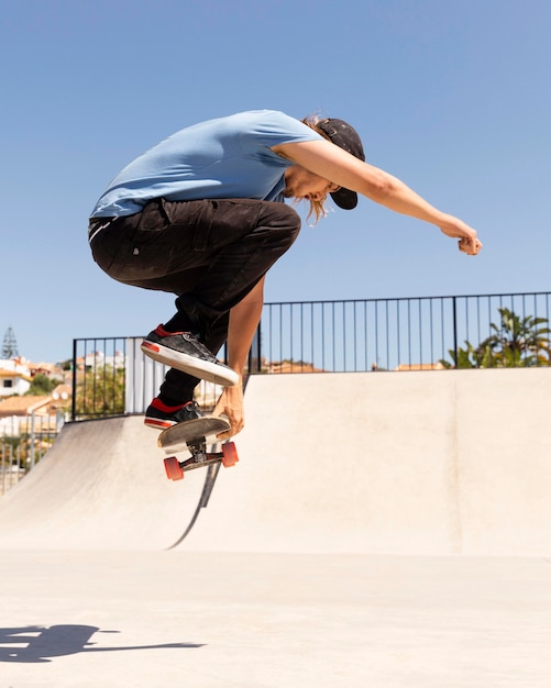 Uomo che fa trick su skateboard full shot