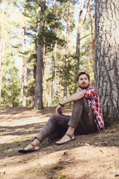 uomo che fa un'escursione nella foresta