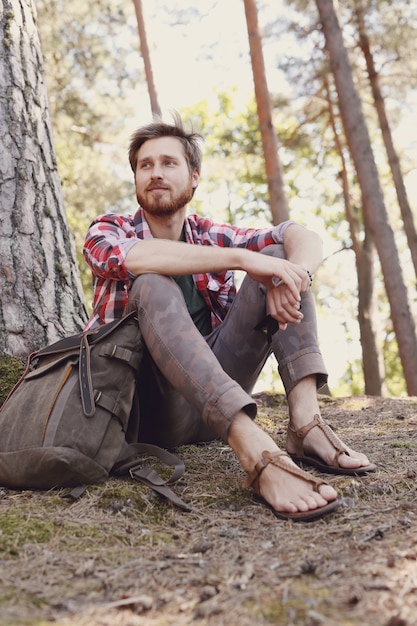 uomo che fa un'escursione nella foresta