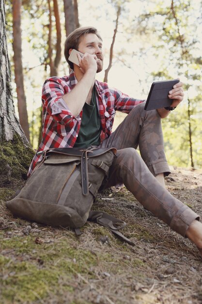 uomo che fa un'escursione nella foresta