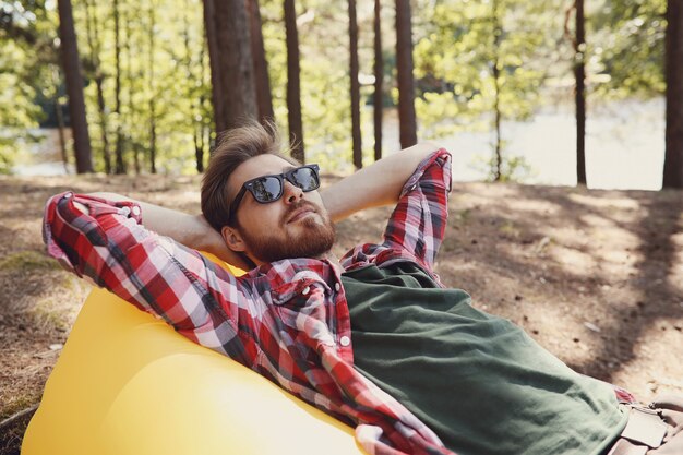 uomo che fa un'escursione nella foresta