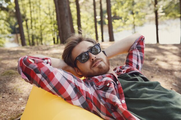 uomo che fa un'escursione nella foresta