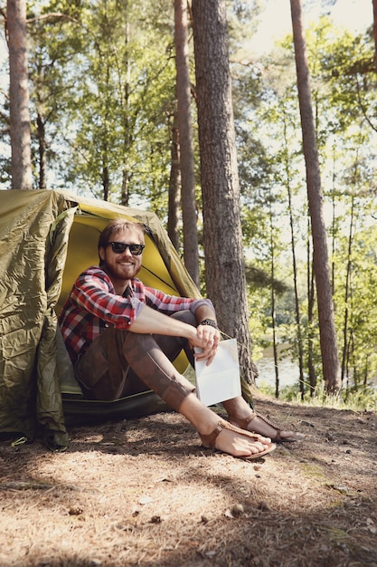 uomo che fa un'escursione nella foresta