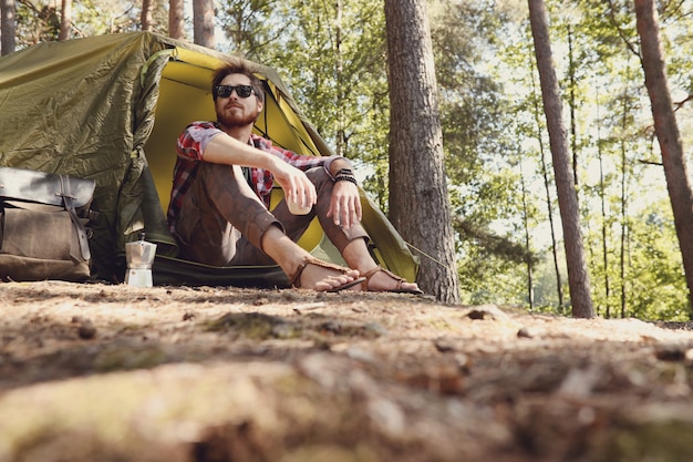 uomo che fa un'escursione nella foresta