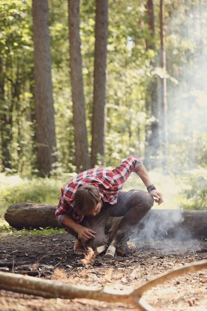 uomo che fa un'escursione nella foresta