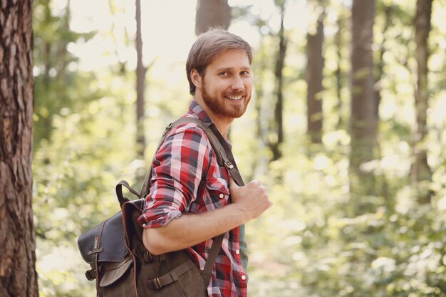 uomo che fa un'escursione nella foresta