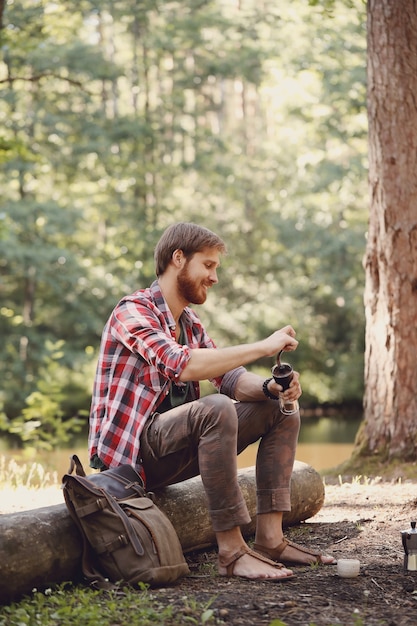 uomo che fa un'escursione nella foresta