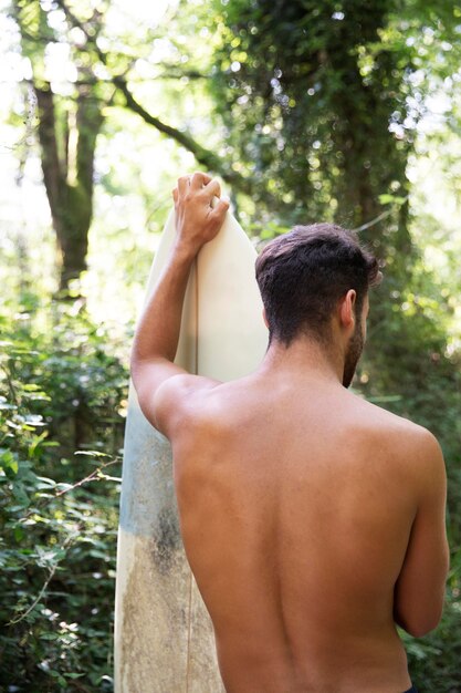 Uomo che fa un viaggio a san sebastian