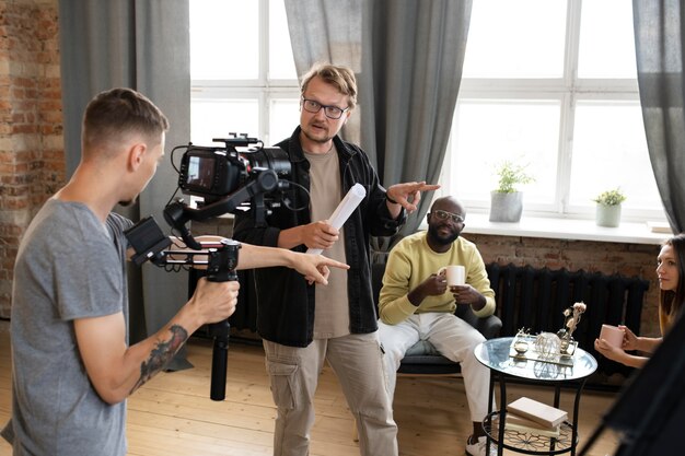 Uomo che filma con una telecamera professionale per un nuovo film