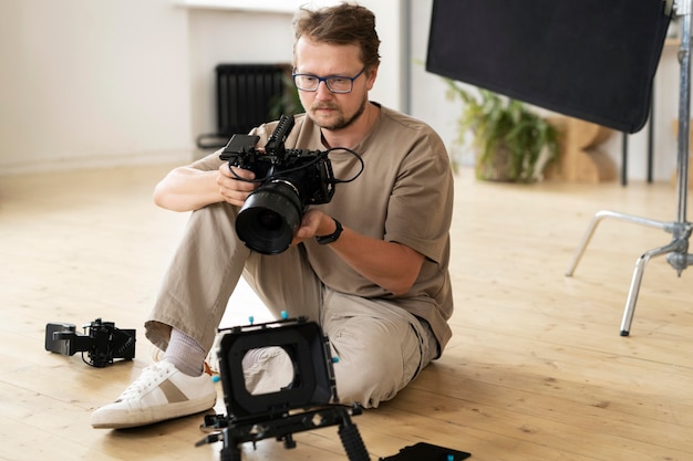 Uomo che filma con una telecamera professionale per un nuovo film