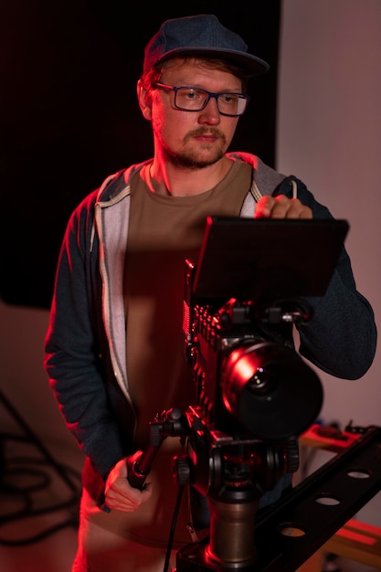 Uomo che filma con una telecamera professionale