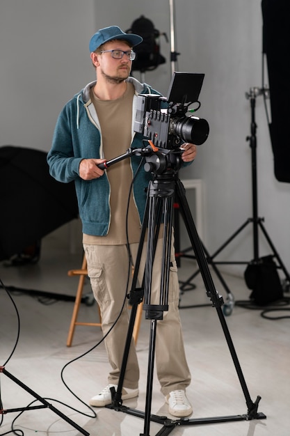 Uomo che filma con una telecamera professionale