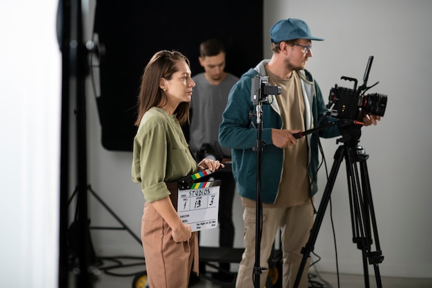 Uomo che filma con una telecamera professionale