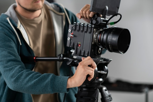 Uomo che filma con una telecamera professionale