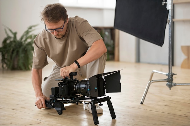 Uomo che filma con una telecamera professionale