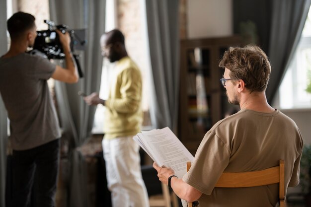 Uomo che filma con una telecamera professionale