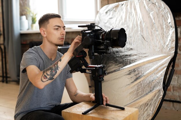 Uomo che filma con una telecamera professionale