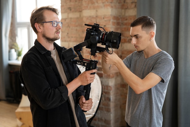 Uomo che filma con una telecamera professionale