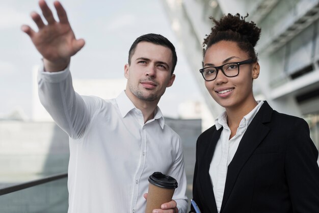 Uomo che gesturing con il colpo medio della mano