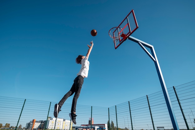 Uomo che gioca a basket vista laterale