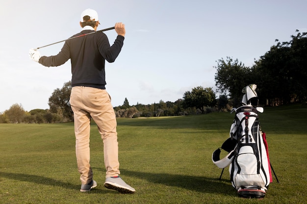 Uomo che gioca a golf sul campo