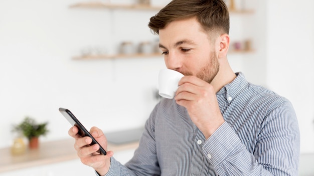 Uomo che gode del caffè mentre beve il caffè