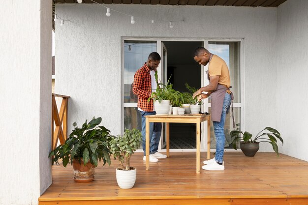 Uomo che gode dell'agricoltura indoor