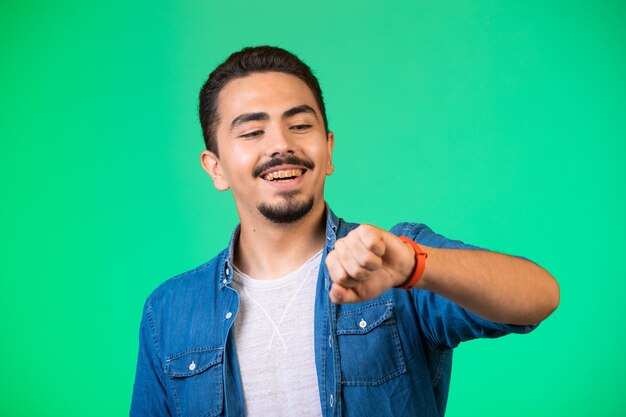 Uomo che guarda al suo orologio e controlla il tempo.