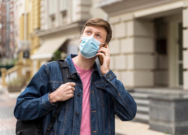 Uomo che guarda in alto mentre parla al telefono