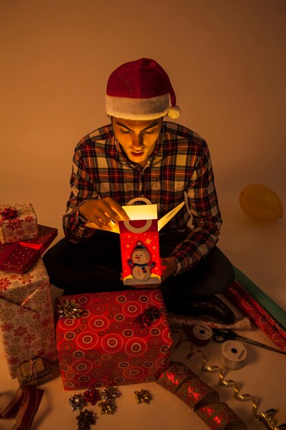 Uomo che guarda in scatola regalo