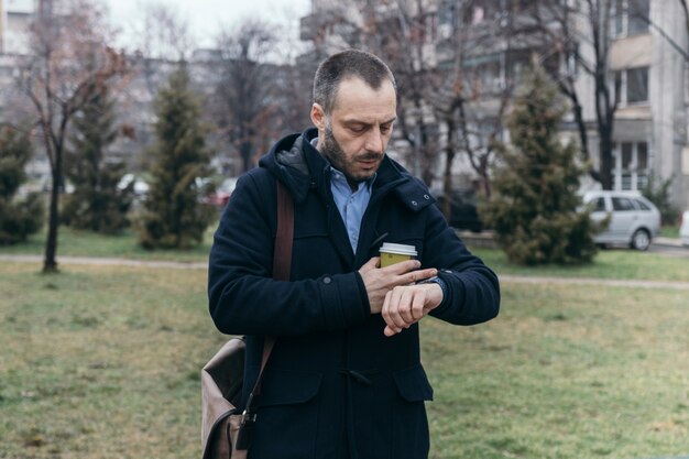 Uomo che guarda l&#39;orologio