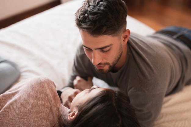 Uomo che guarda la donna