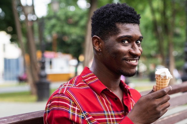 Uomo che guarda la telecamera e mangia il gelato