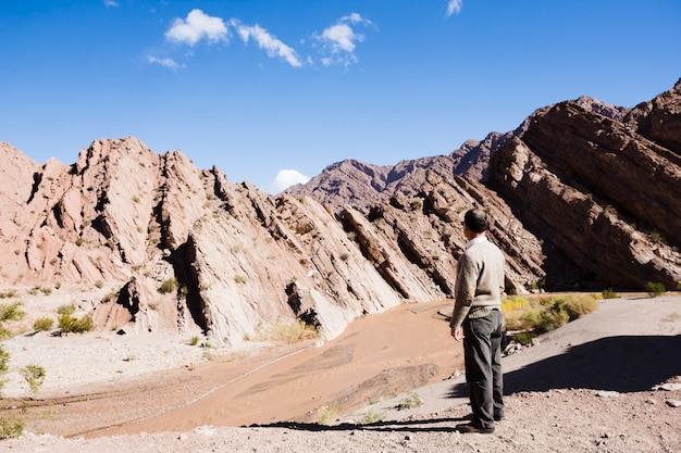 Uomo che guarda lontano le montagne