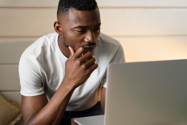 Uomo che guarda un film sul servizio di streaming a casa